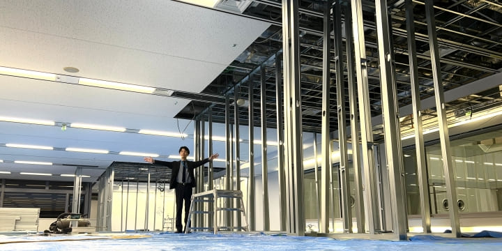 壁の骨組みと人事部の大湯