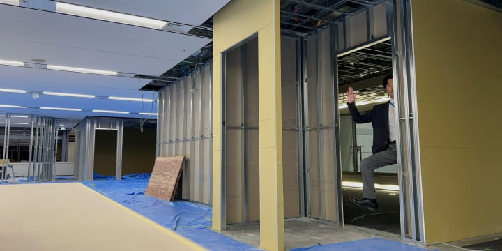 部屋の扉になる部分からとびだす人事部の大湯