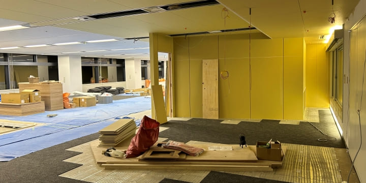 入り口から入って正面の工事経過の写真