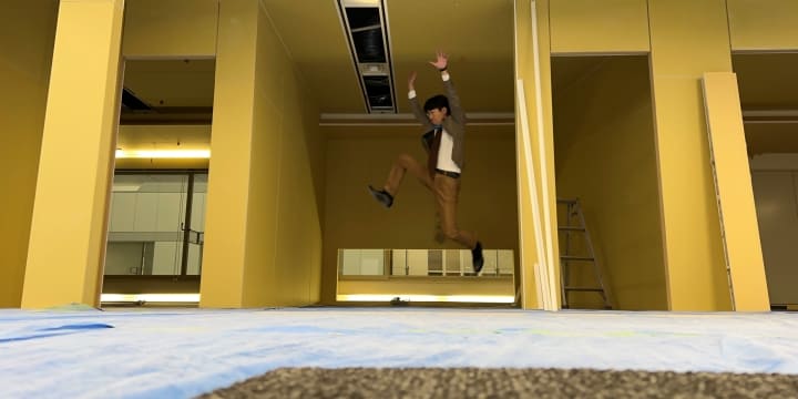 部屋の間でジャンプする人事部の大湯
