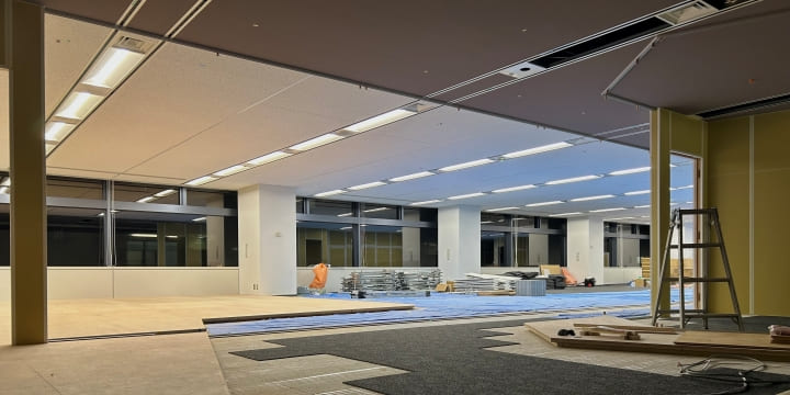 木の床が配置された工事の様子の写真