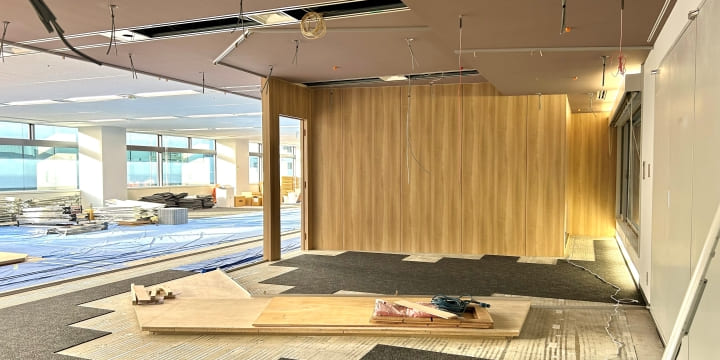 木目調の壁に変化する工事の様子1