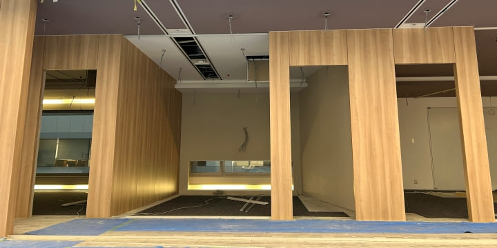 木目調の壁に変化する工事の様子2
