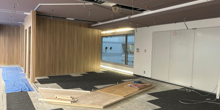 木目調の壁に変化する工事の様子3