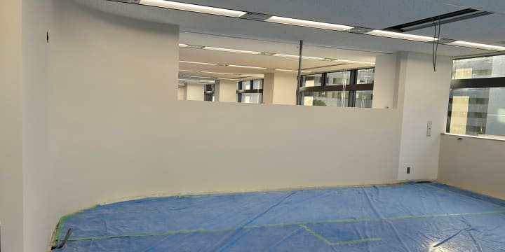 休憩室の円弧の壁の様子