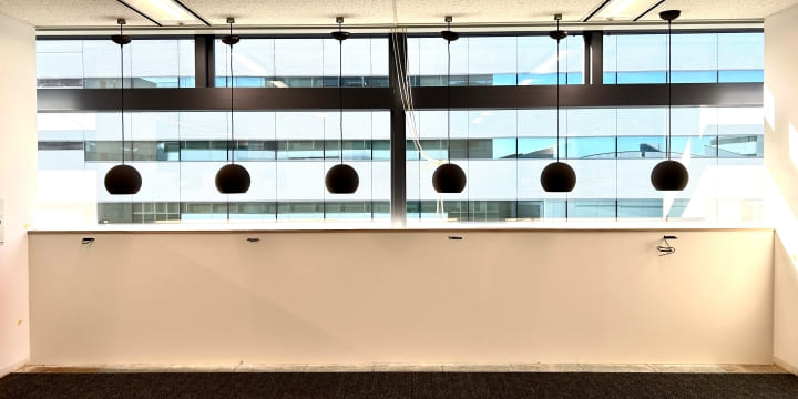 休憩室のカウンターと照明の様子