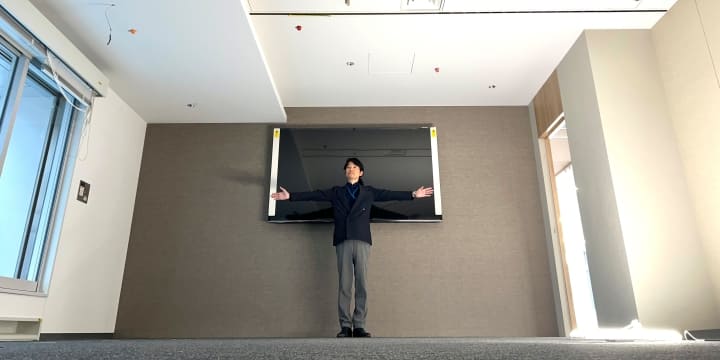 大きい会議室に設置された85インチのテレビ